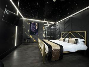 ブリジェンドにあるThe Great House Hotelの星付きの部屋のベッド1台が備わるベッドルーム1室を利用します。