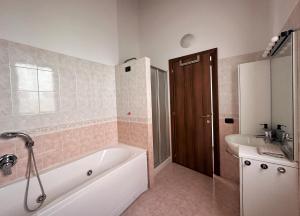 Koupelna v ubytování Chiaro di Luna Home – Lake Como + 13 fotografií