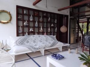 普拉多的住宿－ENCANTADORA CABAÑA FRENTE A REPRESA HIDRO PRADO，一间卧室配有一张床,墙上挂着帆船