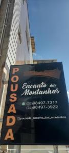 een bord aan de zijkant van een gebouw bij Pousada Encanto das Montanhas in Caparaó Velho