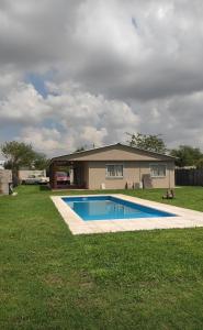 una casa con piscina en el patio en Casa completa tipo campo. a 50 km de la capital Federal en General Rodríguez