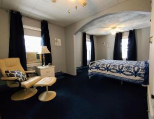una camera d'albergo con letto e sedia di Peaceful Acres – Minutes to Raystown Lake a Huntingdon