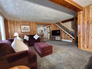 un soggiorno con divano e TV di Peaceful Acres – Minutes to Raystown Lake a Huntingdon
