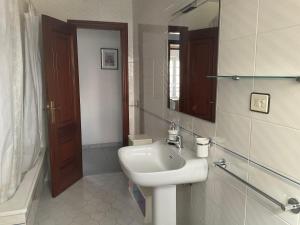 Kúpeľňa v ubytovaní Apartamento Telefónica Trece + 19 fotografií