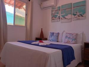 um quarto com uma cama com um cobertor azul e branco em Kailua apartamentos e suítes em Porto de Galinhas