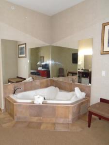un ampio bagno con vasca in una stanza di Super 8 by Wyndham Red Deer City Centre a Red Deer