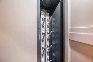 une porte de réfrigérateur noir avec un bouquet de cuillères dans l'établissement Cesa Zapin 2, à Canazei