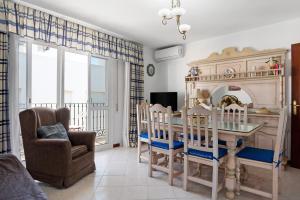 a living room with a crib and a table and chairs at Apartamento Mercedes in Conil de la Frontera