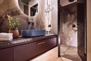 Koupelna v ubytování Cama Luxury Suites Glyfada + 37 fotografií