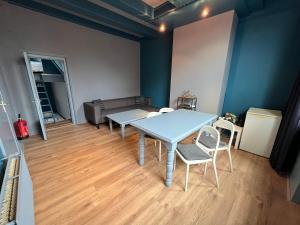 Zimmer mit einem Tisch, Stühlen und einem Sofa in der Unterkunft Nes B&B in Amsterdam
