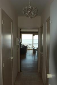 
a room with a door open and a door open at Appartement aan Zeedijk Nieuwpoort in Nieuwpoort
