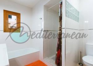 La salle de bains est pourvue d'une douche, de toilettes et d'un lavabo. dans l'établissement Villa Casablanca near port adriano by villasmediterranean, à El Toro