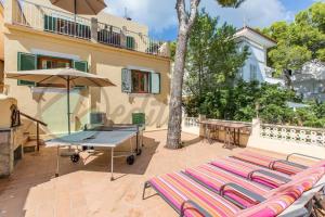 eine Gruppe Stühle und eine Tischtennisplatte auf einer Terrasse in der Unterkunft Villa Casablanca near port adriano by villasmediterranean in El Toro