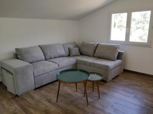 un soggiorno con divano e tavolo di Casa voscia a Casalabriva