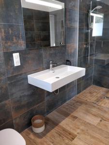 ein Badezimmer mit einem weißen Waschbecken und einem Spiegel in der Unterkunft Casa voscia in Casalabriva
