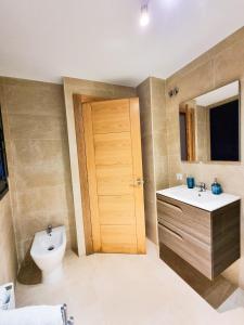 クディレロにあるBarloventoCudilleroのバスルーム(トイレ、洗面台、ドア付)