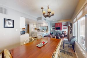 Wintergreen 125 في الجبال الزرقاء: مطبخ وغرفة طعام مع طاولة وكراسي خشبية