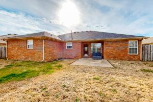 una casa con una casa de ladrillo en The Brick Beauty on Cabriolet en Bentonville