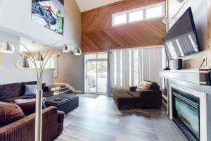 ブルー・マウンテンズにあるWintergreen 116のソファと暖炉のあるリビングルーム