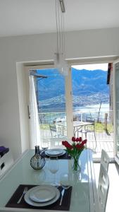 ジェーラ・ラーリオにあるAppartamento Alex - pace e relax sul Lago di Comoのダイニングルーム(海の景色を望むダイニングテーブル付)