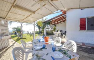 Majoituspaikan Beautiful Home In Ricadi With House Sea View ravintola tai vastaava paikka