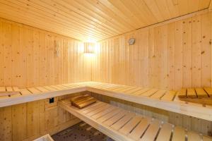 una sauna de madera con dos bancos. en Hotel Paidion en Braunlage