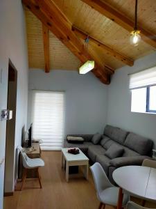 una sala de estar con un sofá y una mesa en La Tahona de Almarza, en Almarza