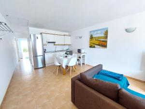 salon z brązową kanapą i kuchnią w obiekcie Casa DamiAnna - Pool - WiFi - FuerteventuraBay w mieście Costa de Antigua