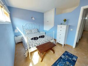 sypialnia z łóżkiem i niebieską ścianą w obiekcie Casa DamiAnna - Pool - WiFi - FuerteventuraBay w mieście Costa de Antigua