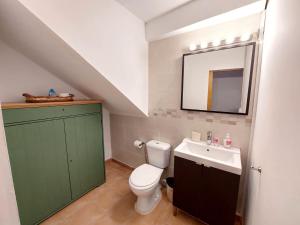 łazienka z toaletą, umywalką i lustrem w obiekcie Casa DamiAnna - Pool - WiFi - FuerteventuraBay w mieście Costa de Antigua