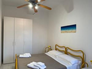 1 dormitorio con 1 cama y ventilador de techo en Da Mamma IUN Q9152, en Santa Maria Navarrese