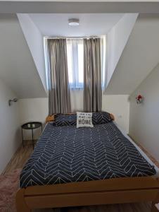 ein Schlafzimmer mit einem Bett mit einem Kissen darauf in der Unterkunft Smestaj Dzentlmen in Sokobanja