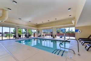 アルバカーキにあるHoliday Inn Express & Suites Albuquerque Historic Old Town by IHGの窓のある建物内の大型スイミングプール
