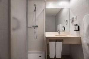 uma casa de banho com um chuveiro, um lavatório e uma banheira em Crisol Tres Pastorinhos em Fátima