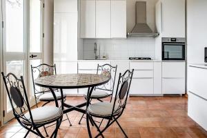 a kitchen with a table and chairs in a kitchen at Villa BeaBella in Scicli +19 photos