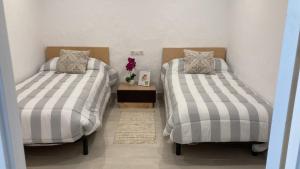 Tempat tidur dalam kamar di Casa de l'hort - Els Valentins