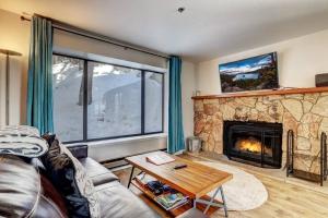 sala de estar con chimenea y sofá en Heavenly Mountain Lake Retreat Near Hiking & Bikin en Stateline