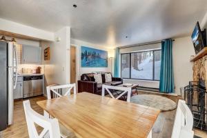 uma cozinha e sala de estar com mesa e cadeiras em Heavenly Mountain Lake Retreat Near Hiking & Bikin em Stateline
