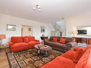 Sala de estar con 2 sofás y mesa en Kylemore Railway Cottage, en Stamford