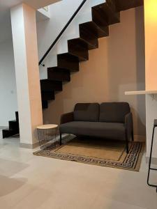 uma sala de estar com um sofá e uma escada em Villa Zeus em Rota