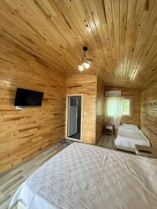 Zimmer mit einem Bett und einem Flachbild-TV in der Unterkunft Silahcılar apart pansiyon in Kumluca