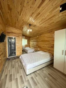 1 dormitorio con 2 camas y techo de madera en Silahcılar apart pansiyon, en Kumluca