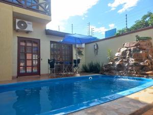 basen przed domem z wodospadem w obiekcie Salto dos hermanas w mieście Puerto Iguazú