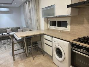 a kitchen with a washer and dryer at Abilia Appart in Ariana