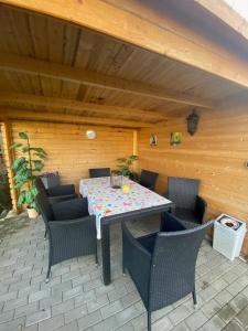 een tafel en stoelen op een terras bij Ferienwohung Marina in Großwoltersdorf