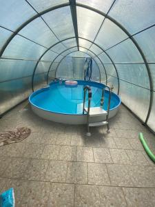 een hot tub in een koepeliglo met bij Ferienwohung Marina in Großwoltersdorf