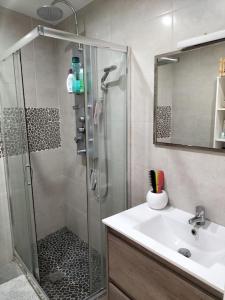 uma casa de banho com um chuveiro e um lavatório. em Piso luminoso y acogedor em Alcalá de Guadaira