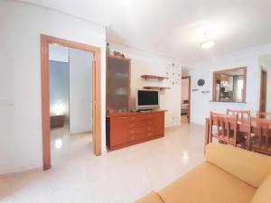 ein Wohnzimmer mit Couch und Fernseher in der Unterkunft Ayf 1ª linea de playa , costa marina dor in Oropesa del Mar