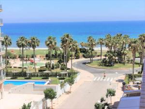 ein Blick auf den Strand vom Balkon eines Resorts in der Unterkunft Ayf 1ª linea de playa , costa marina dor in Oropesa del Mar