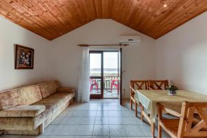 ein Wohnzimmer mit einem Sofa und einem Tisch in der Unterkunft Haus Manda - Wohnung 6 in Ražanac